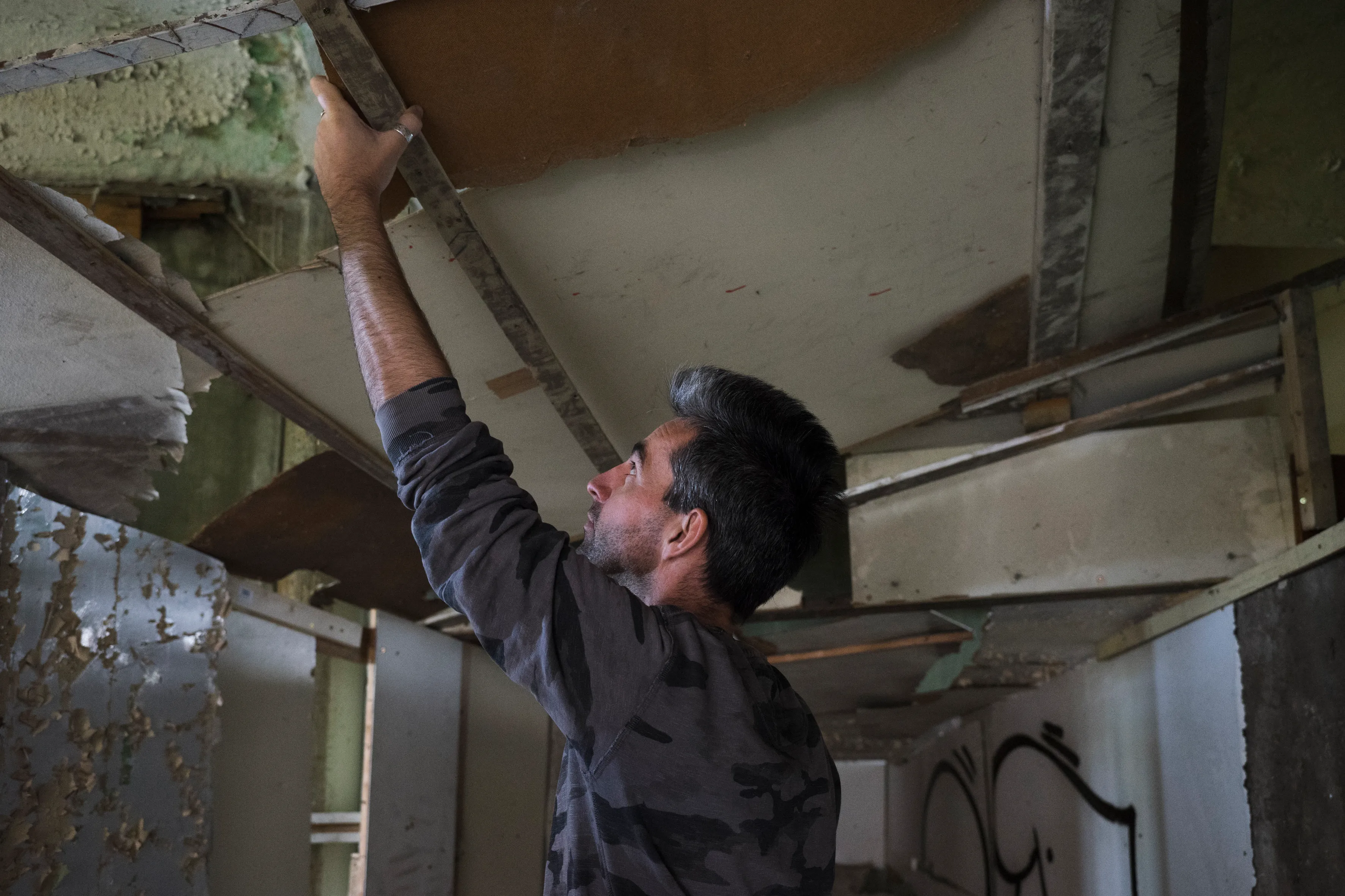 Fixing a suspended construction to the ceiling